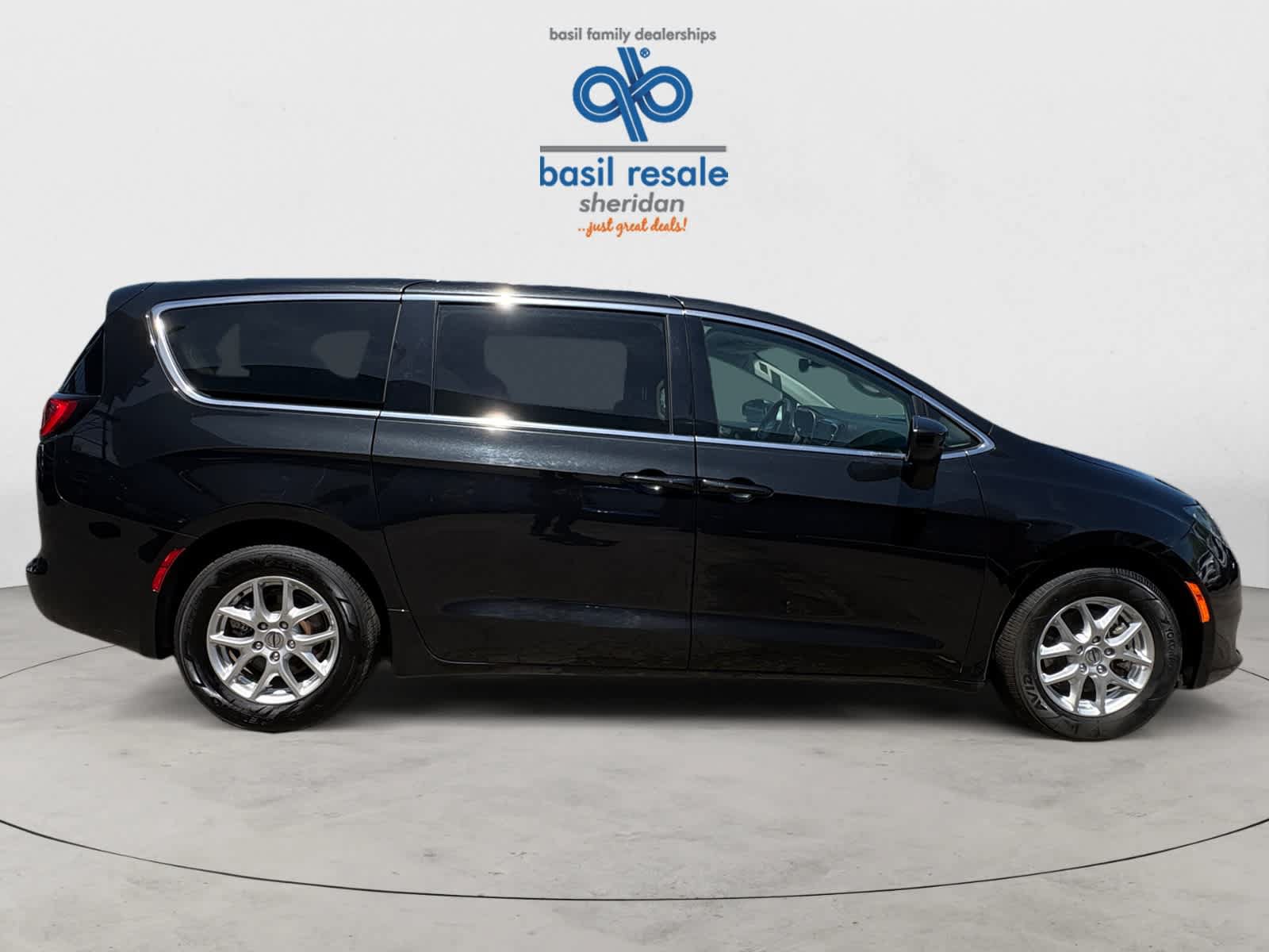 Used 2023 Chrysler Voyager LX FWD image 7