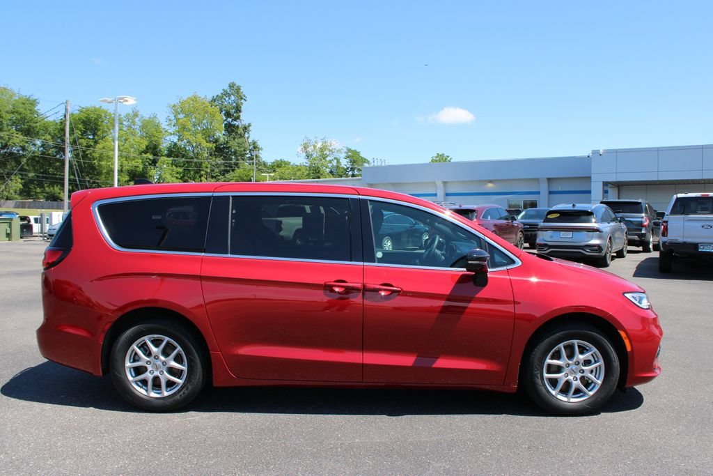 Used 2025 Chrysler Pacifica Select FWD image 11
