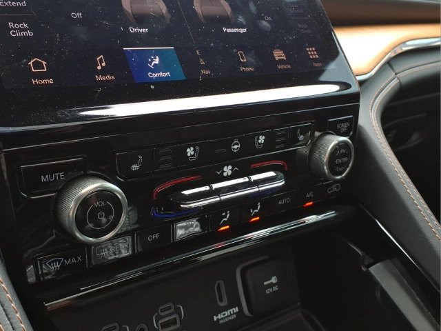 Used 2023 Jeep Grand Cherokee Summit AWD/4WD image 12