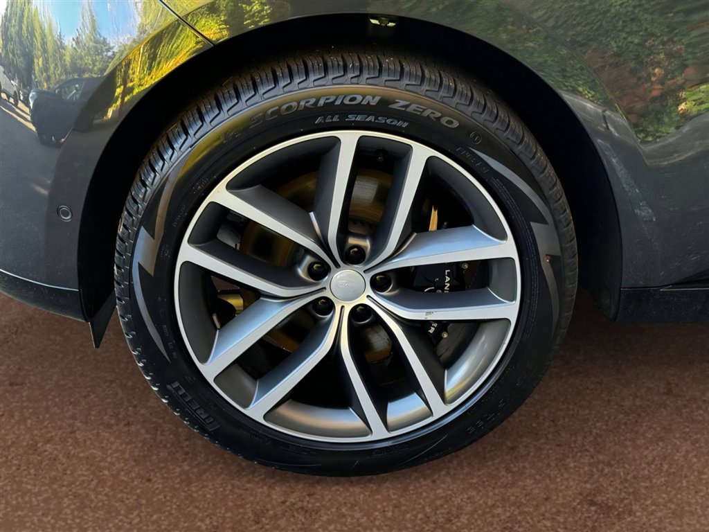 New 2025 Land Rover Range Rover SE image 4