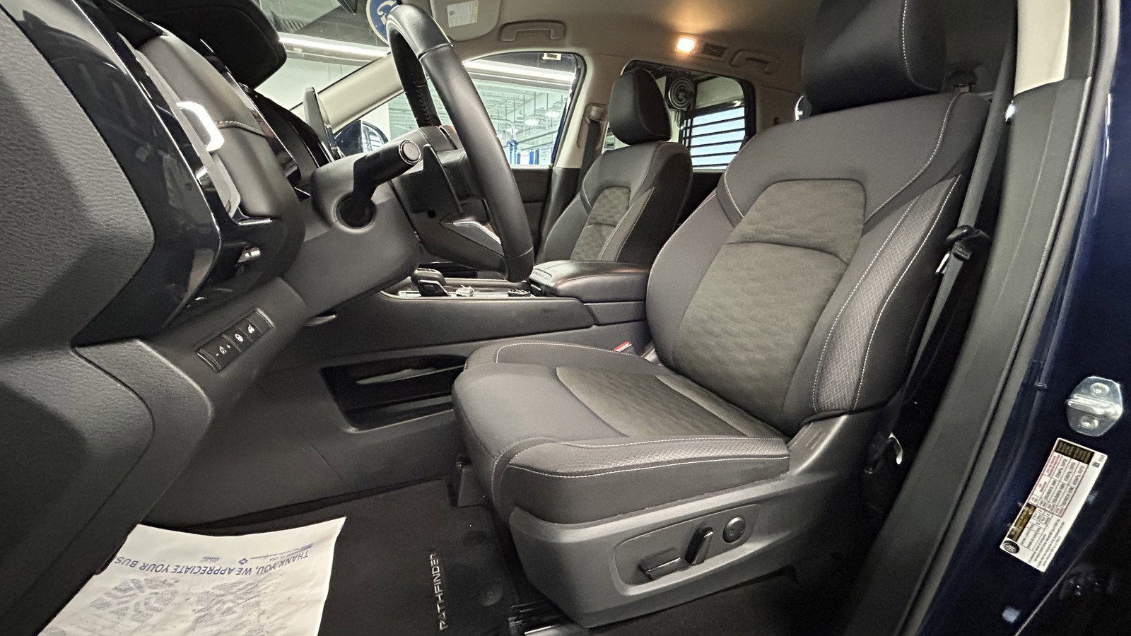 Used 2025 Nissan Pathfinder SV image 10