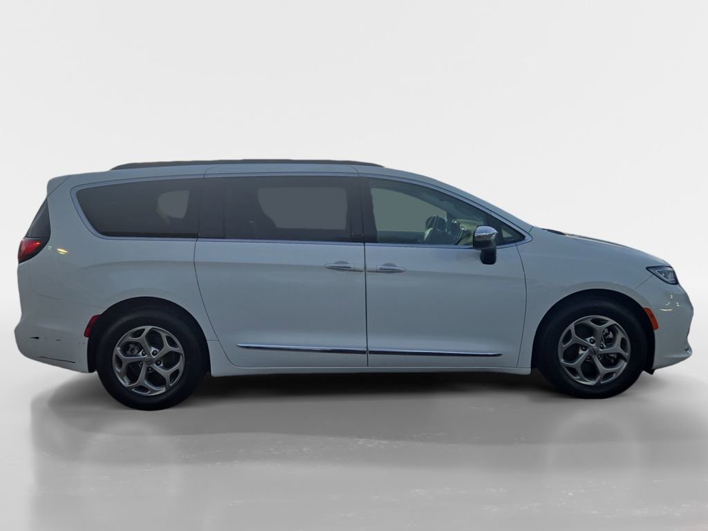 Used 2023 Chrysler Pacifica Limited image 6