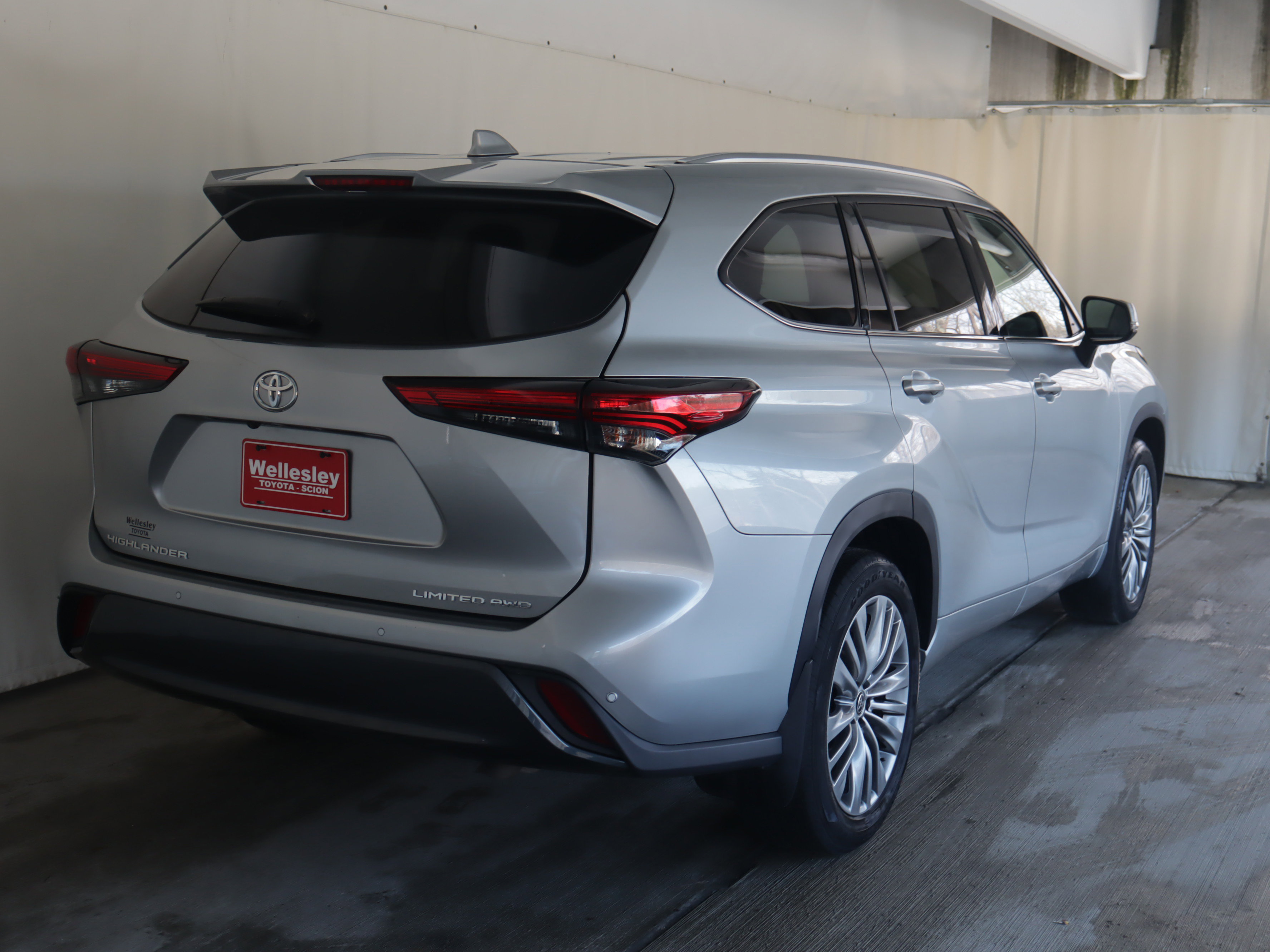 Used 2023 Toyota Highlander Limited image 25