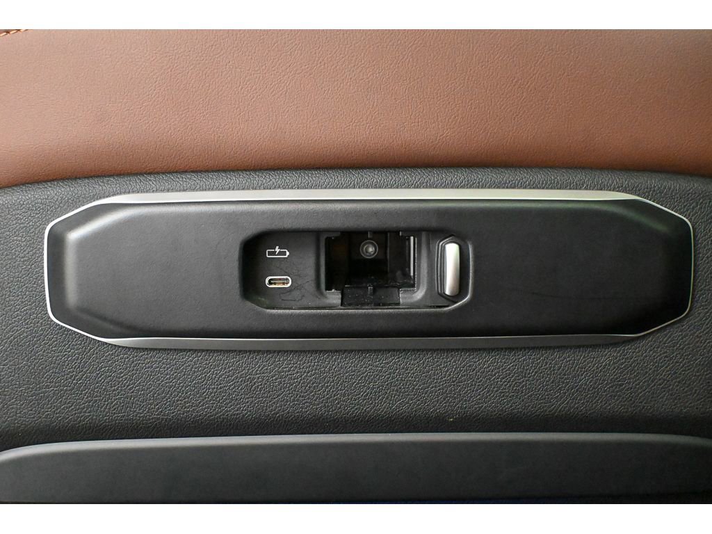 Used 2025 BMW X7 xDrive40i w/ Executive Package image 32