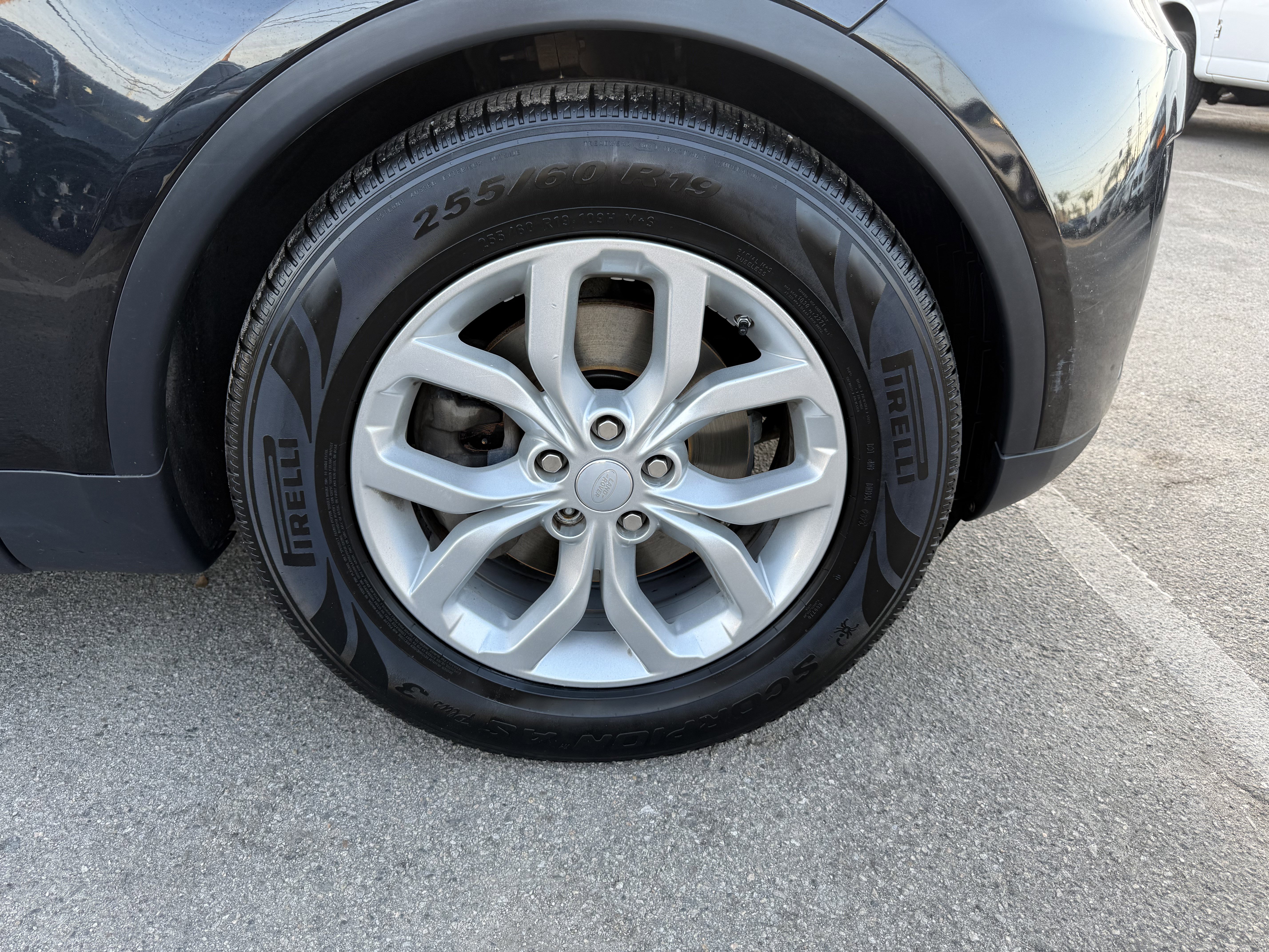 Used 2018 Land Rover Discovery SE image 26