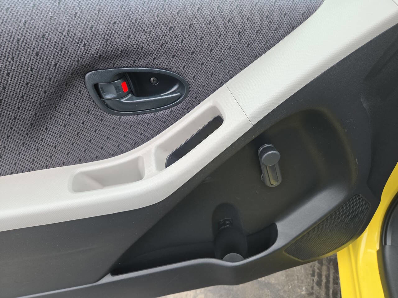 Used 2009 Toyota Yaris 2-Door Hatchback image 7