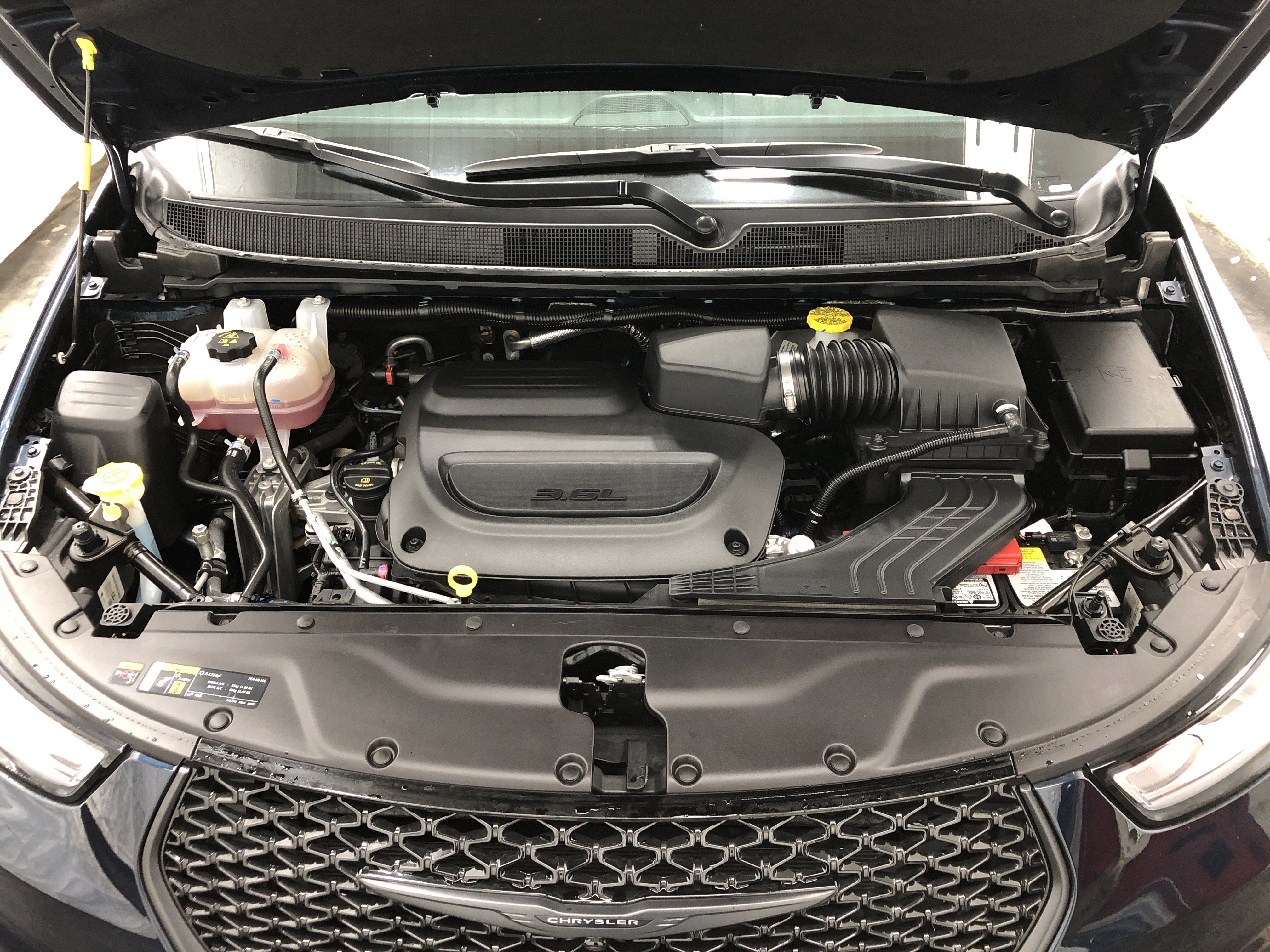Certified 2024 Chrysler Pacifica Limited w/ S Appearance Package FWD image 8
