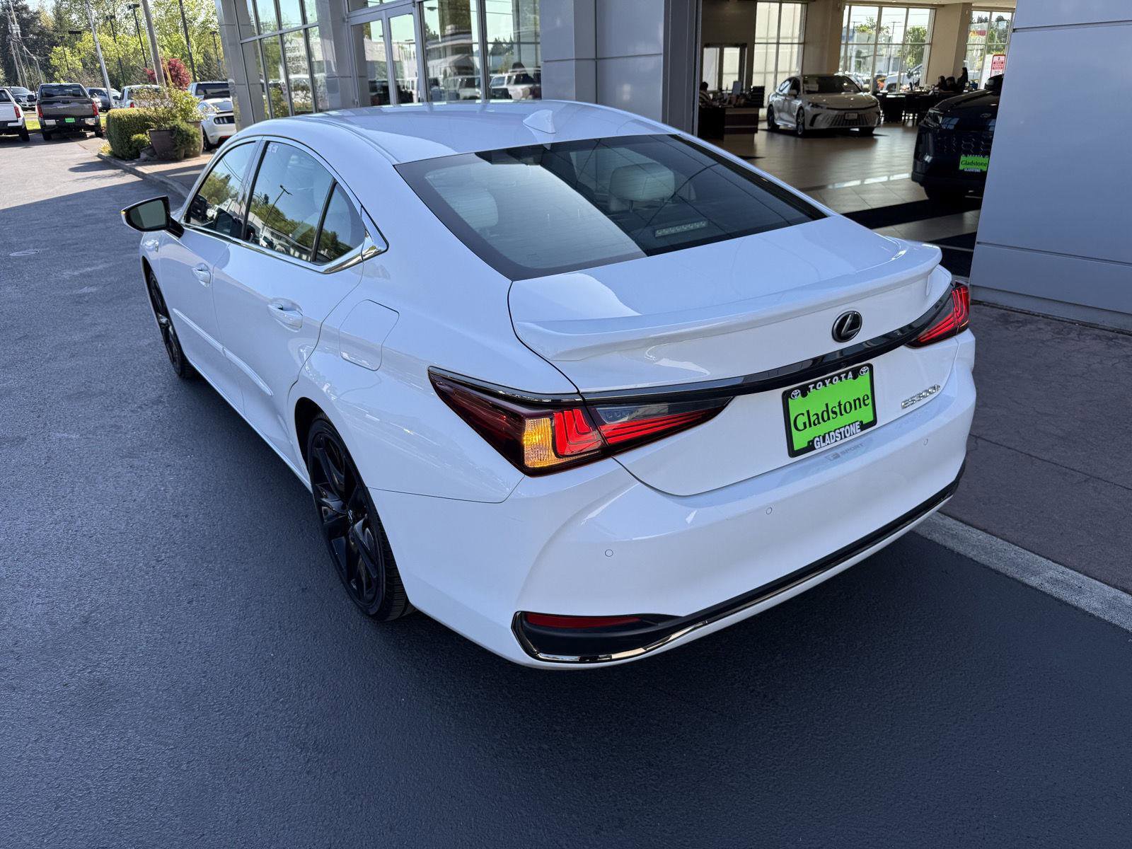 Used 2024 Lexus ES 300h F Sport FWD image 3
