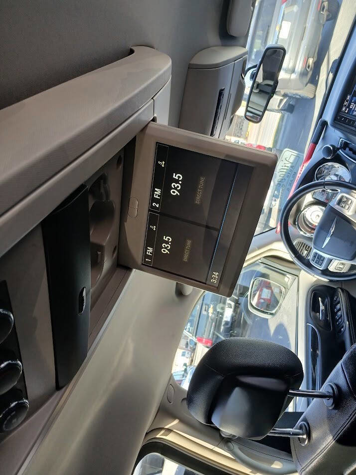 Used 2016 Chrysler Town & Country Touring image 12