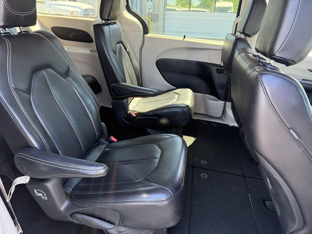 Used 2023 Chrysler Pacifica Touring-L FWD image 20