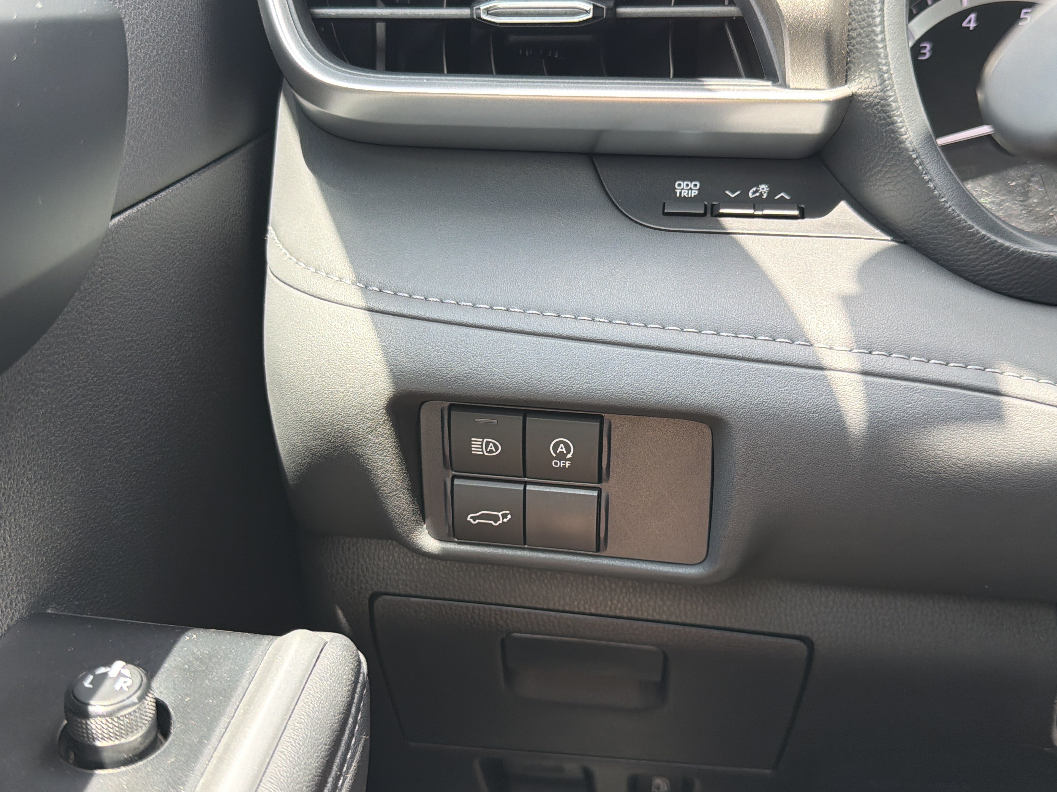 Certified 2025 Toyota Highlander LE FWD image 13