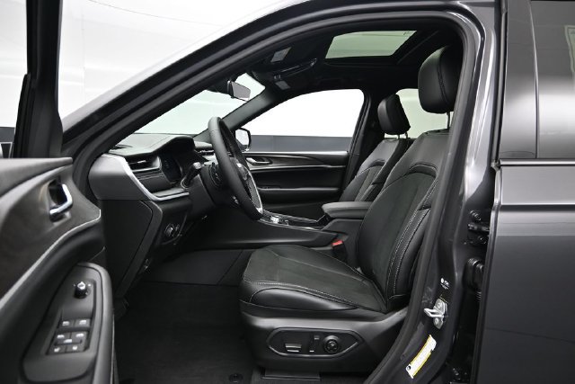 New 2026 Jeep Grand Cherokee Altitude AWD/4WD image 17
