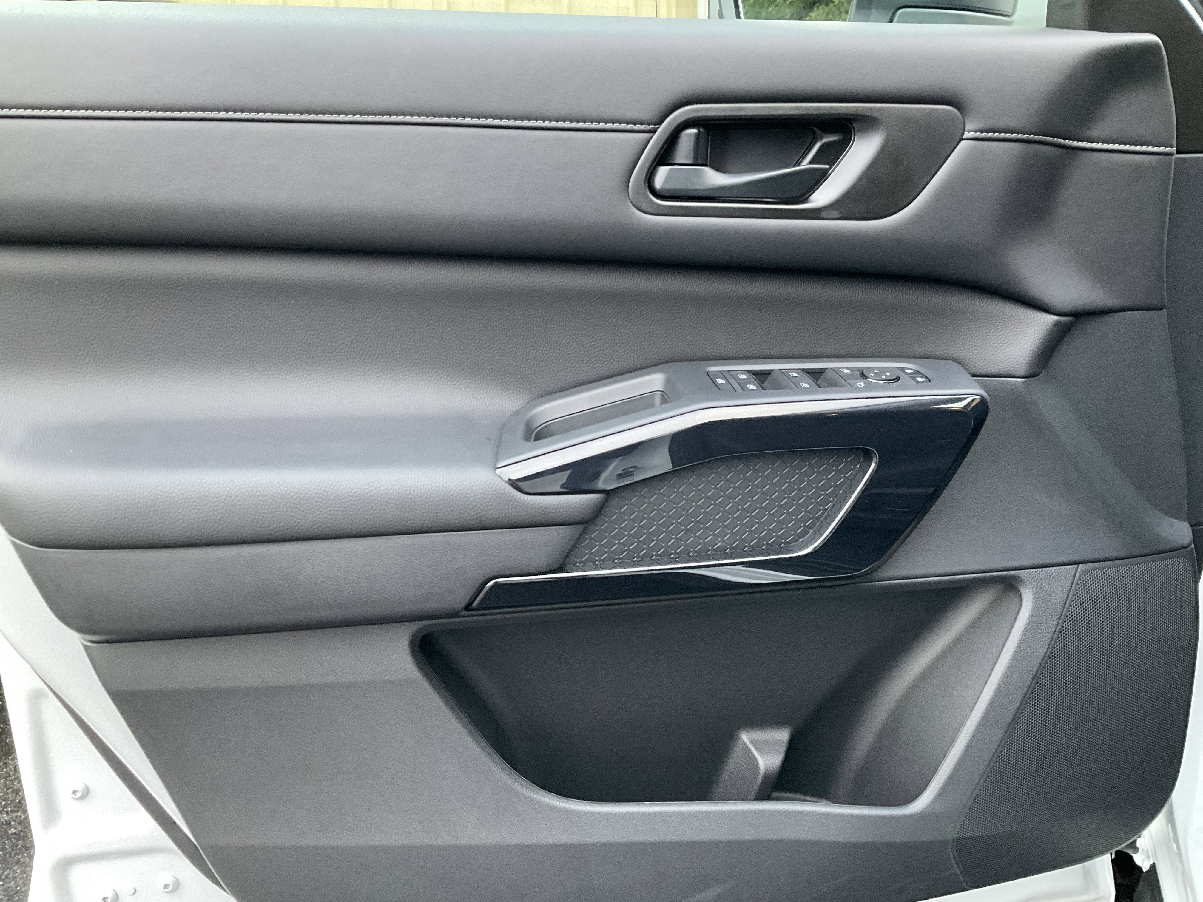 Used 2025 Nissan Pathfinder SV w/ Black Appearance Package image 27