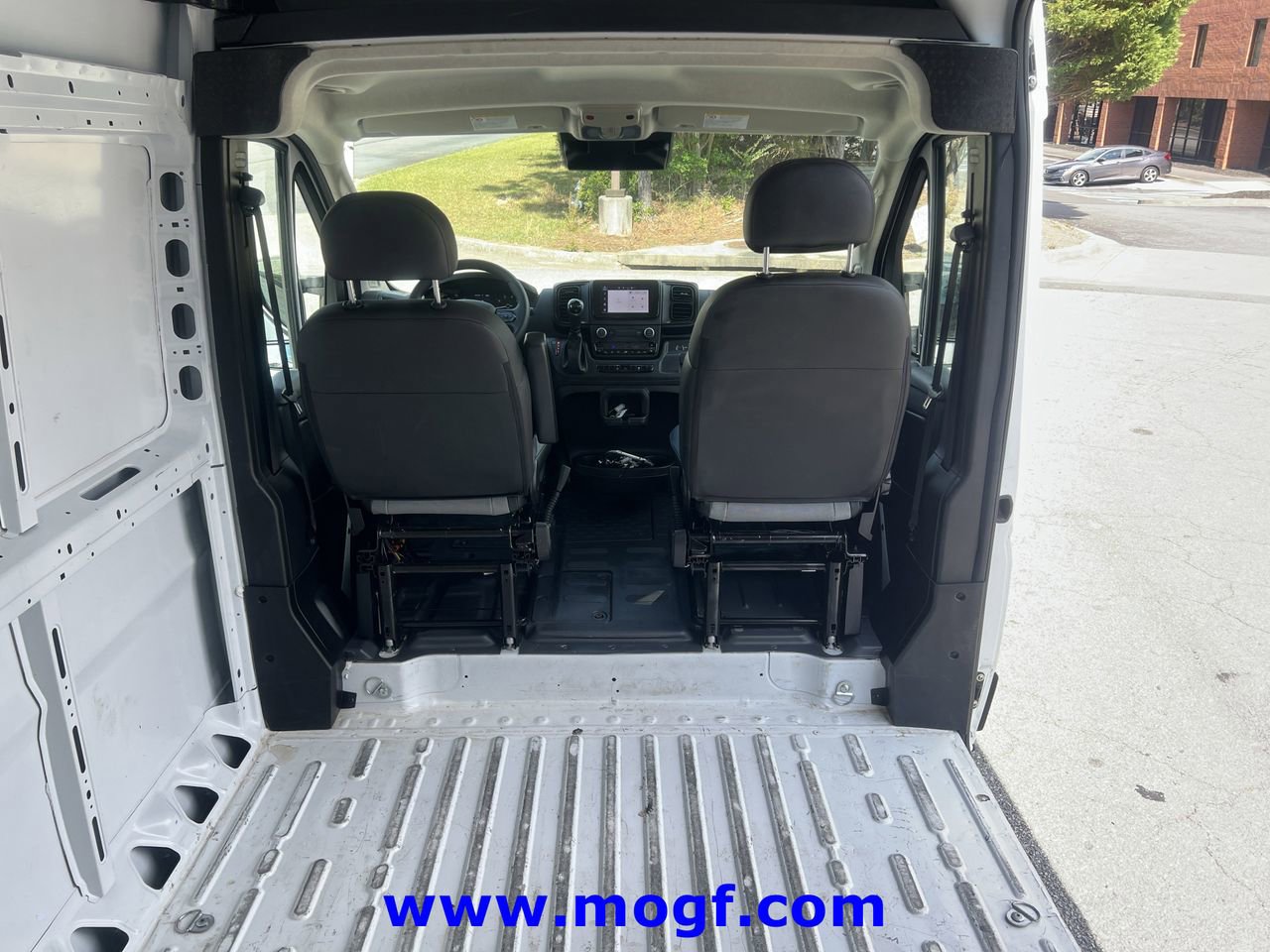 Used 2025 RAM ProMaster 2500 w/ Convenience Group image 24