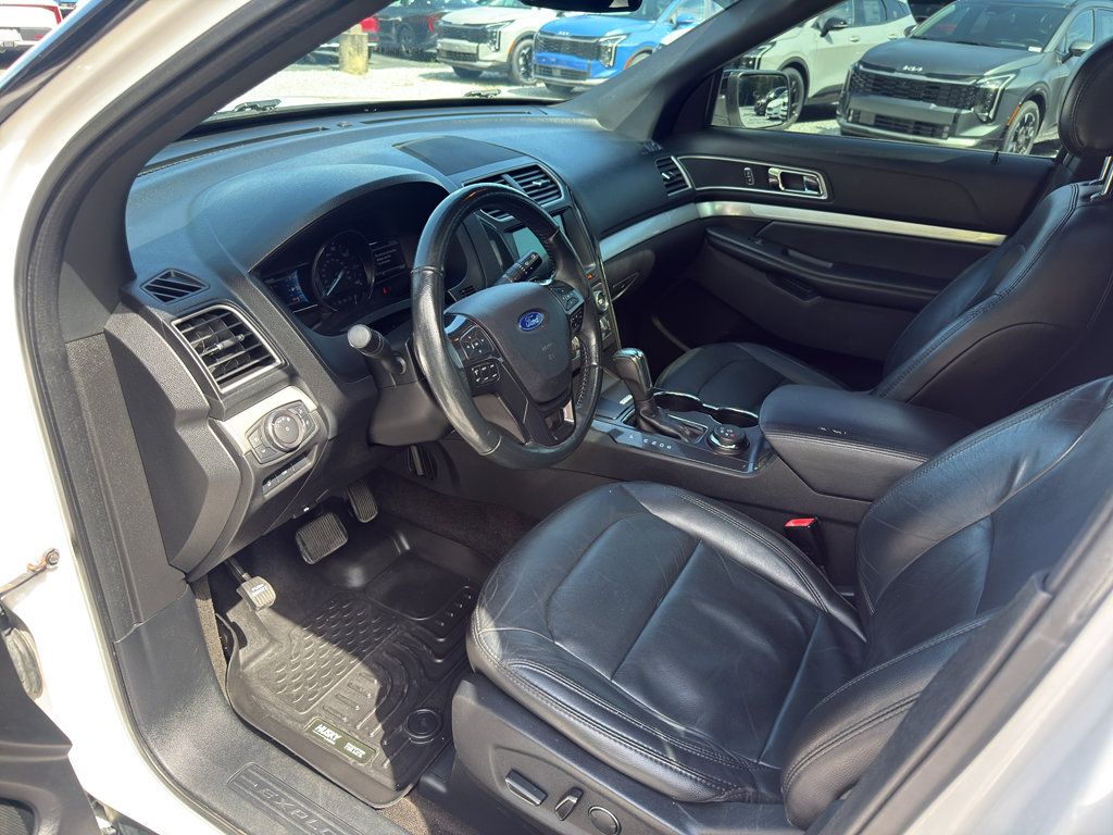 Used 2017 Ford Explorer XLT w/ Equipment Group 202A AWD/4WD image 16