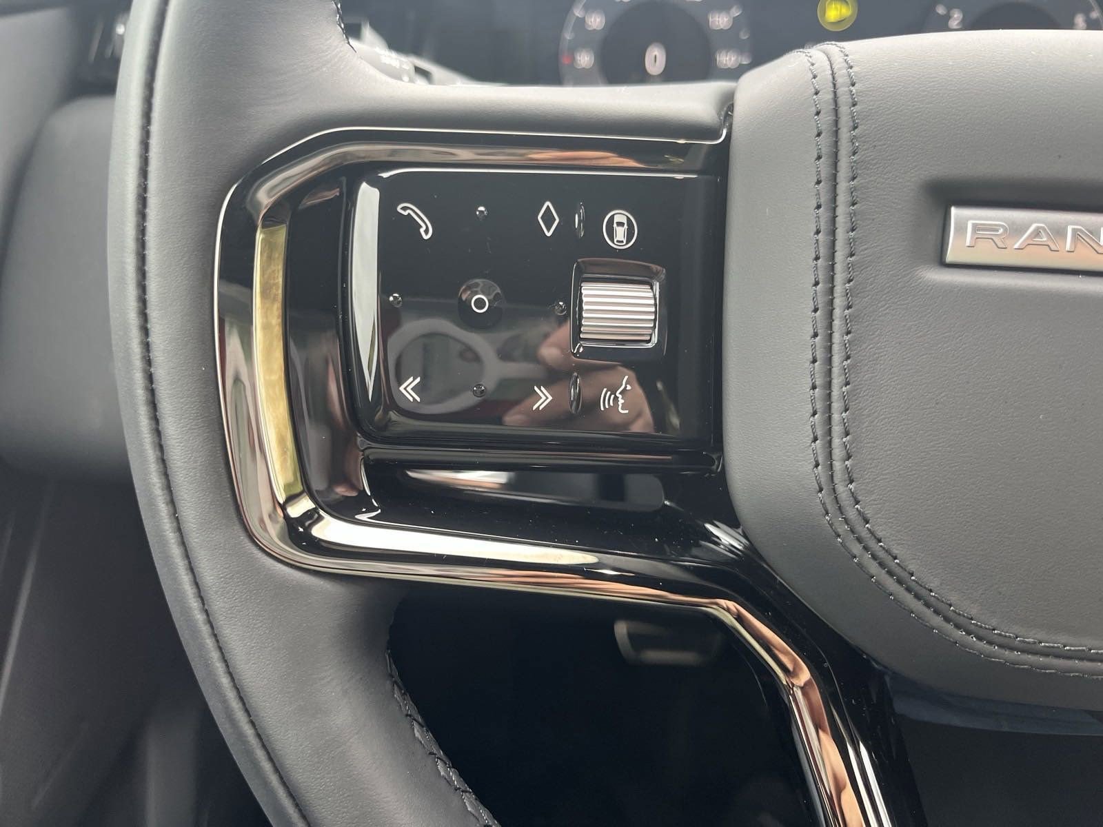 Used 2025 Land Rover Range Rover Velar Dynamic SE image 14