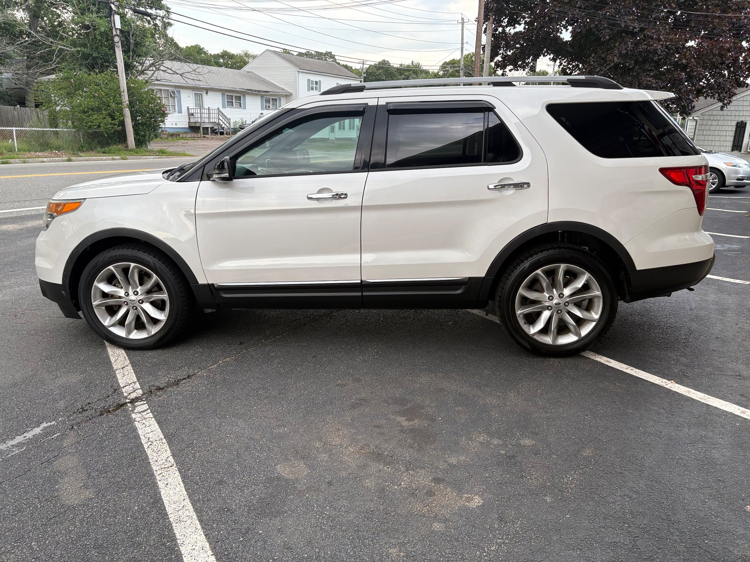 Used 2014 Ford Explorer XLT w/ Equipment Group 202A AWD/4WD image 8