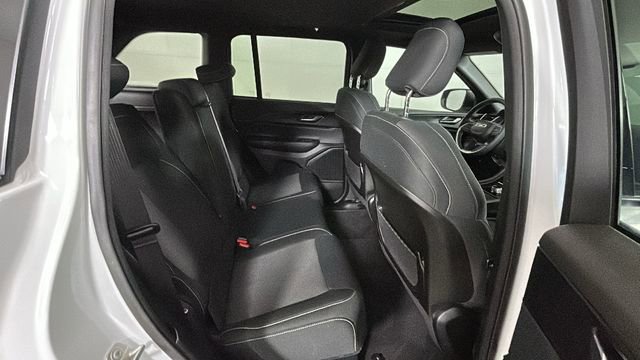 Used 2024 Jeep Grand Cherokee Laredo X w/ Luxury Tech Group I AWD/4WD image 28