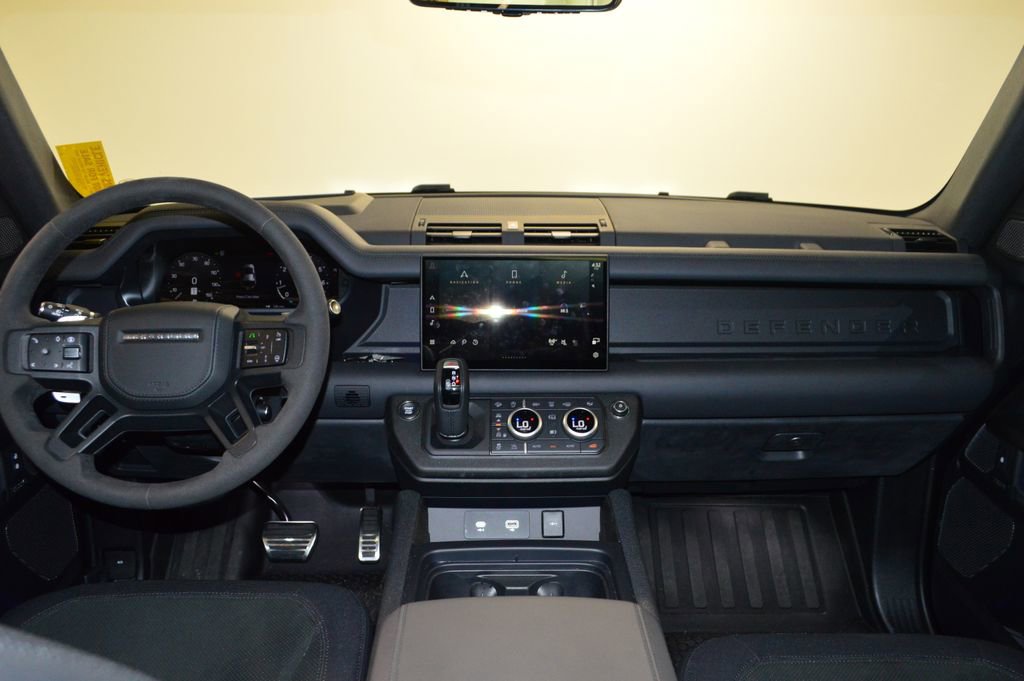 Used 2024 Land Rover Defender 110 V8 AWD/4WD image 33