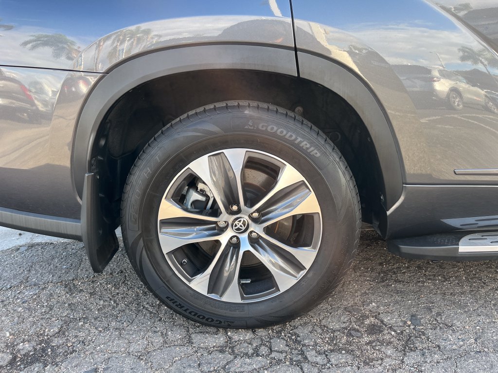 Used 2022 Toyota Highlander XLE FWD image 33