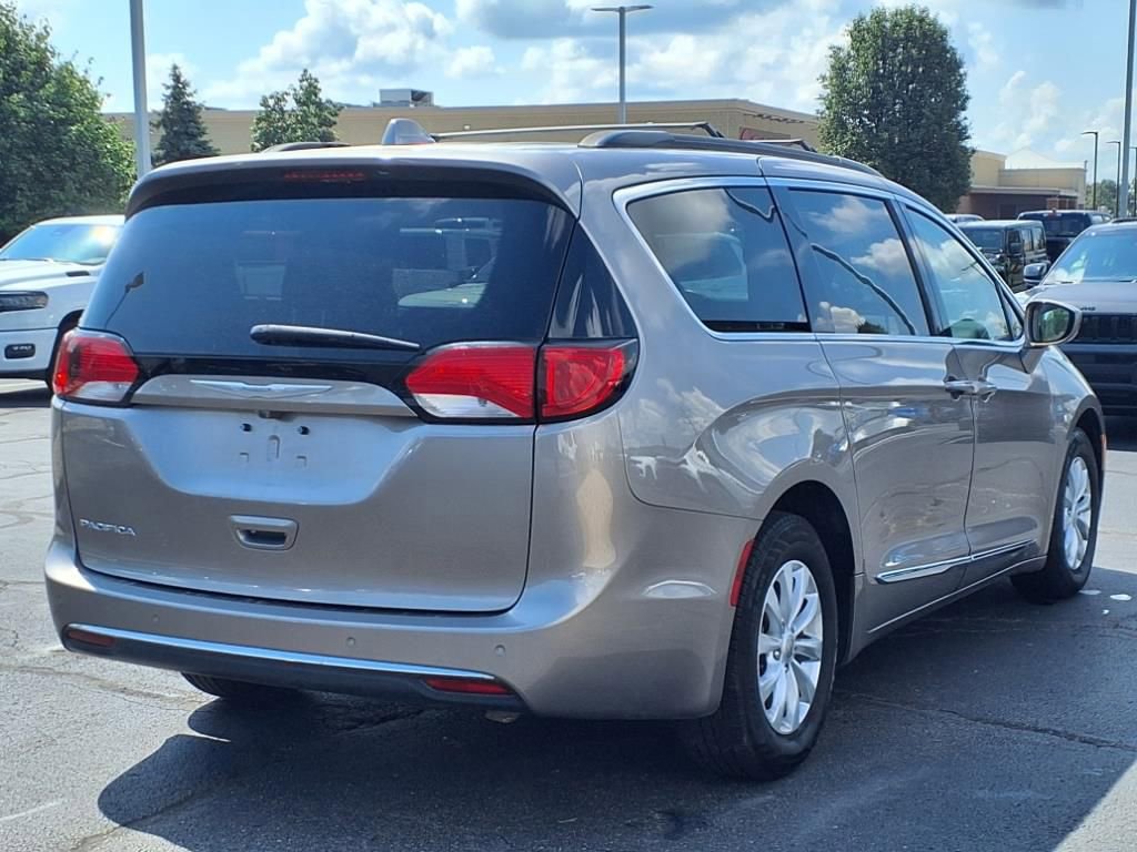 Used 2017 Chrysler Pacifica Touring-L image 7