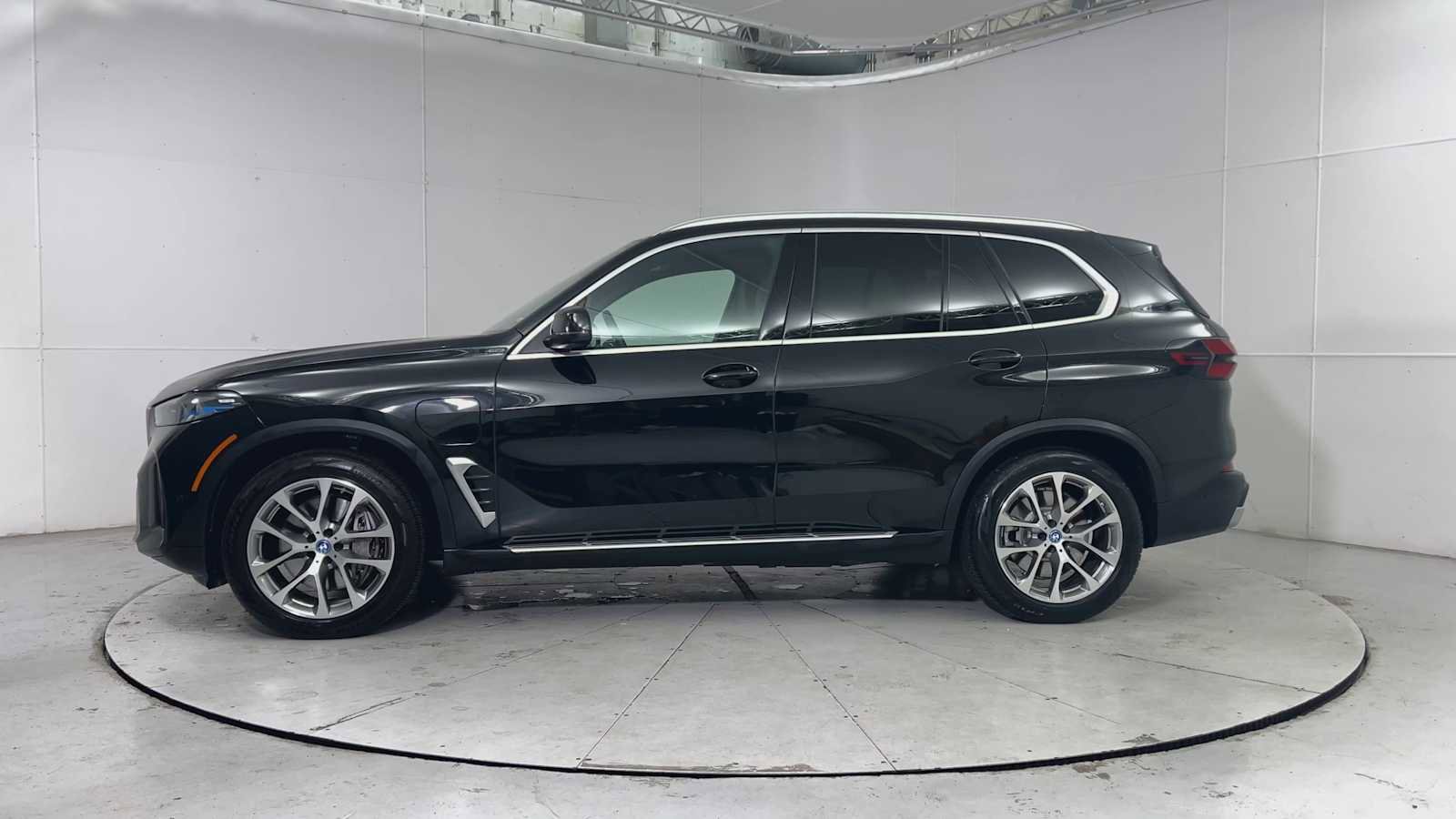 Used 2025 BMW X5 xDrive50e image 5