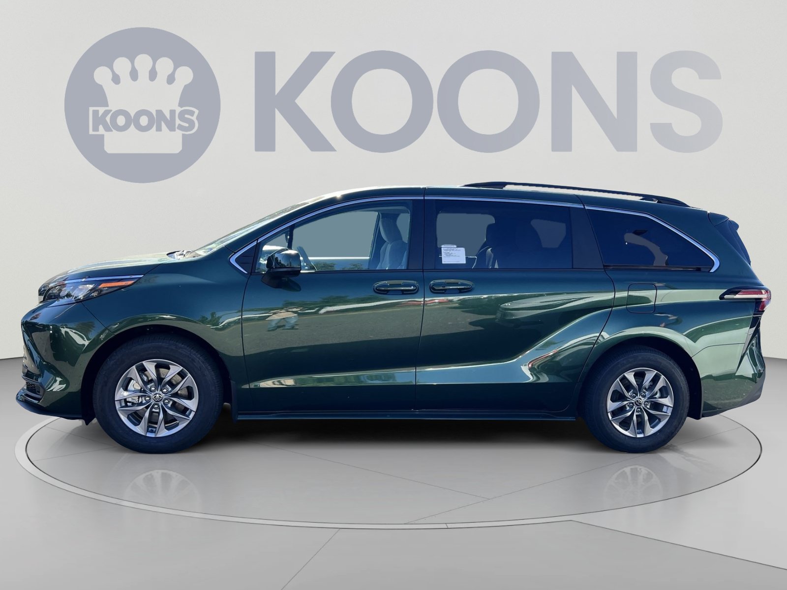 New 2026 Toyota Sienna LE FWD image 2