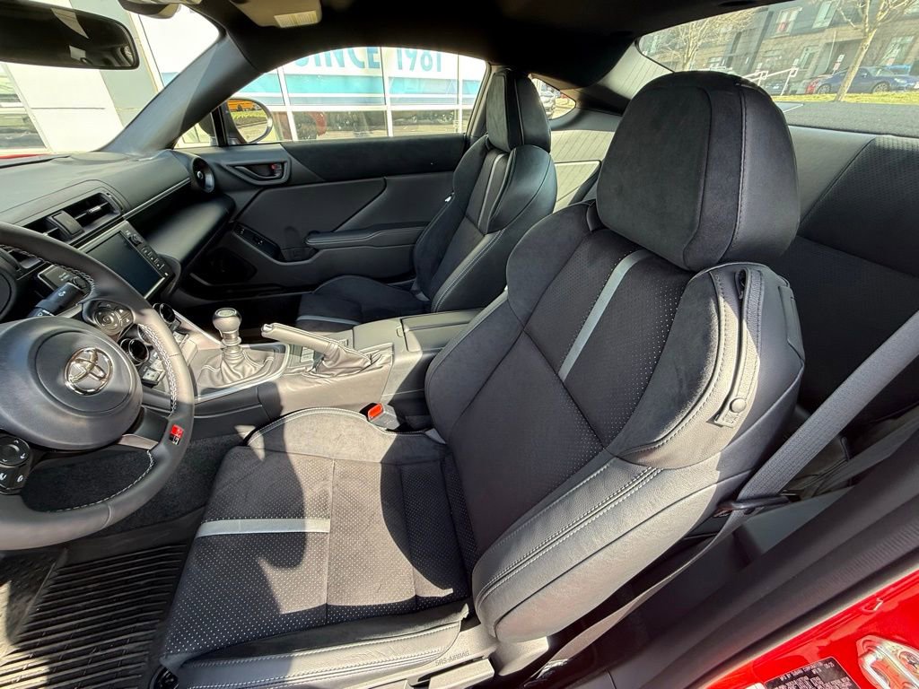 Used 2025 Toyota GR86 Premium w/ Performance Package image 7
