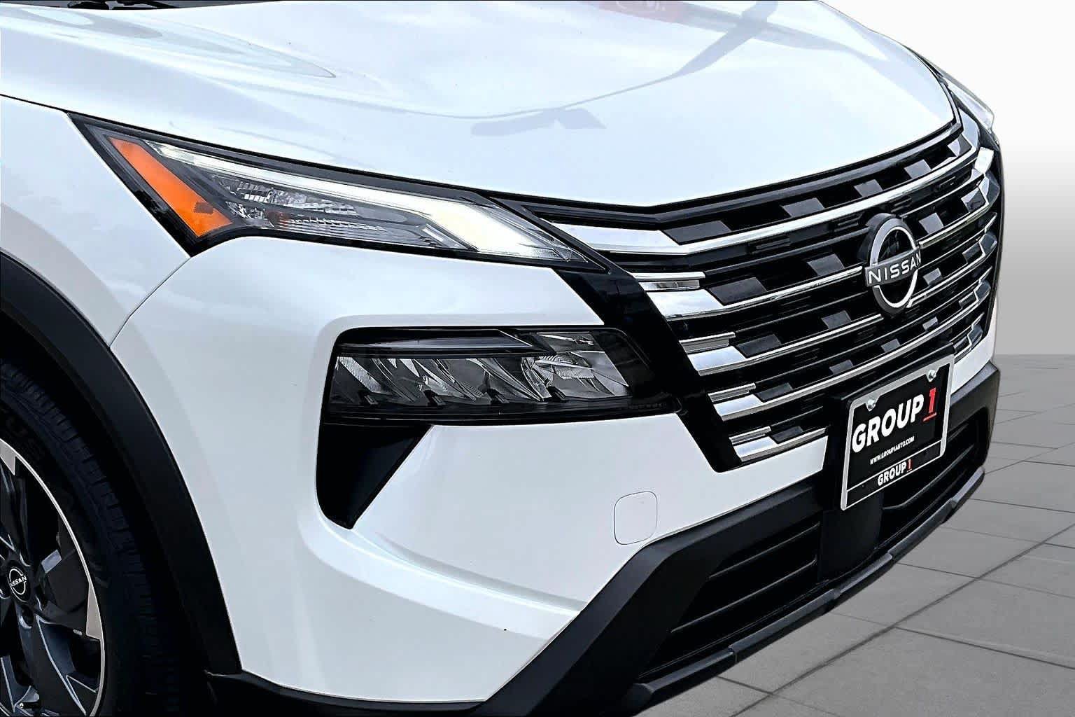 Certified 2025 Nissan Rogue SV FWD image 30