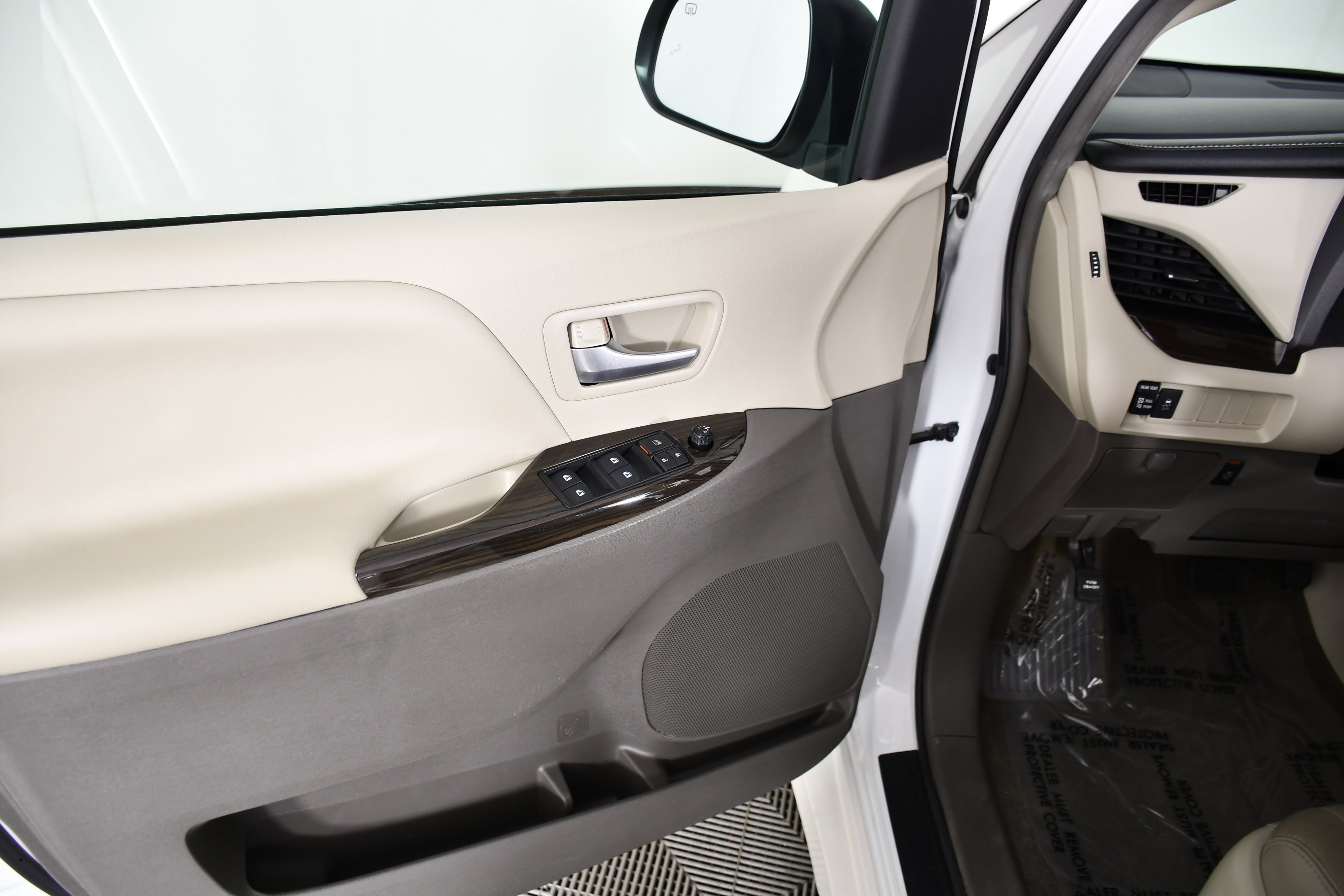 Used 2018 Toyota Sienna XLE FWD image 35