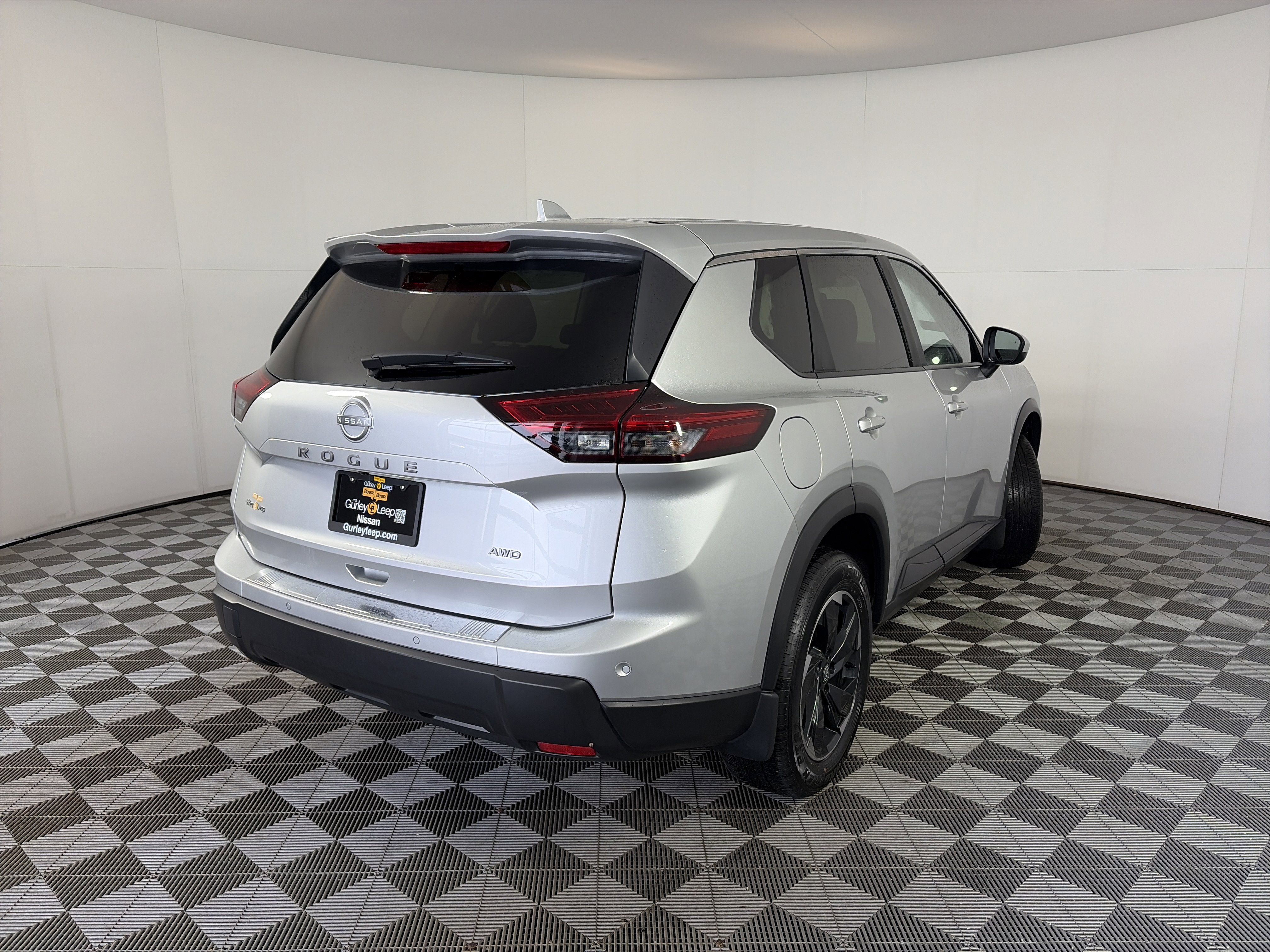 Used 2025 Nissan Rogue SV image 9