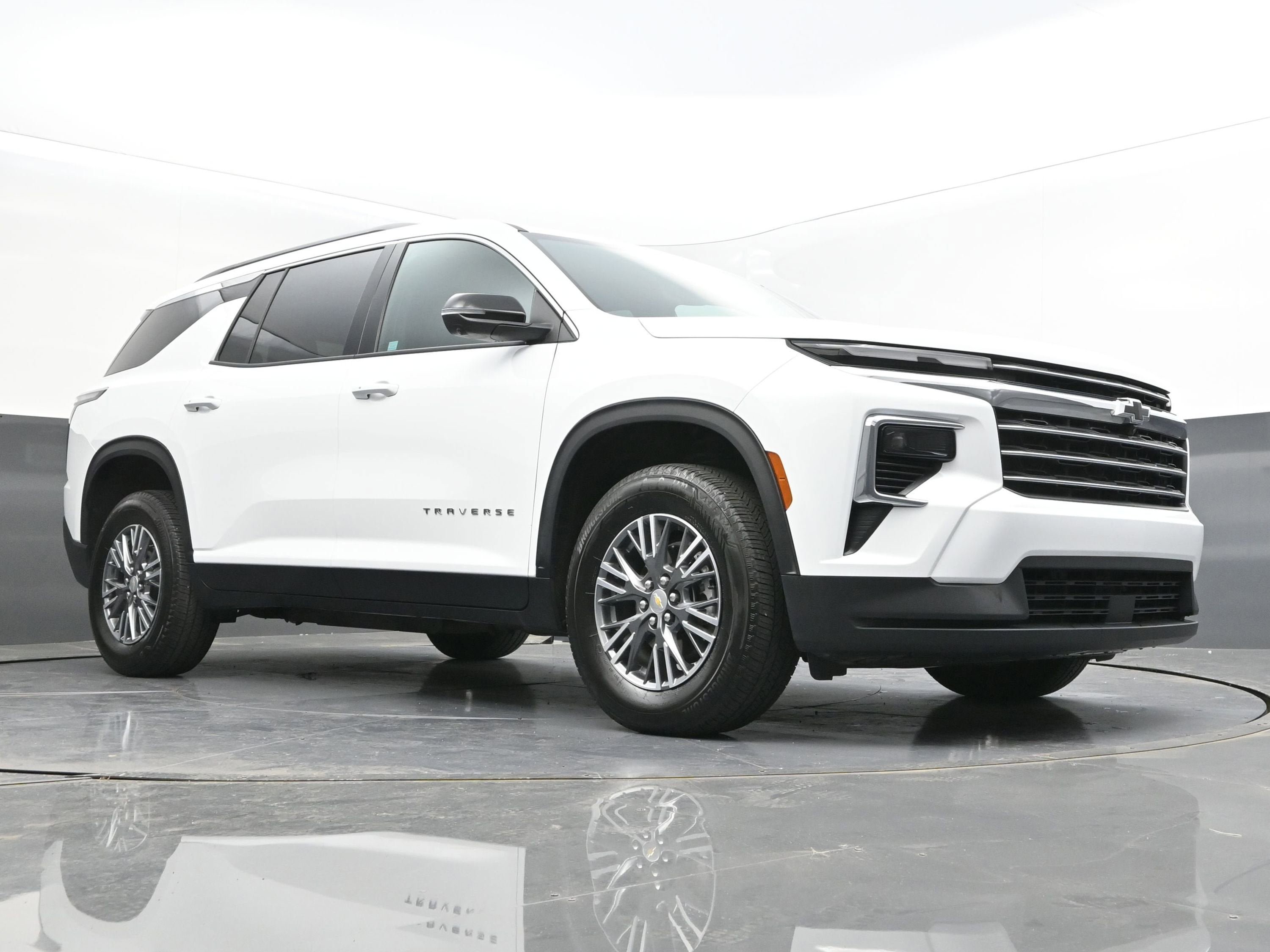 Used 2026 Chevrolet Traverse LT w/ Driver Confidence Package FWD image 32