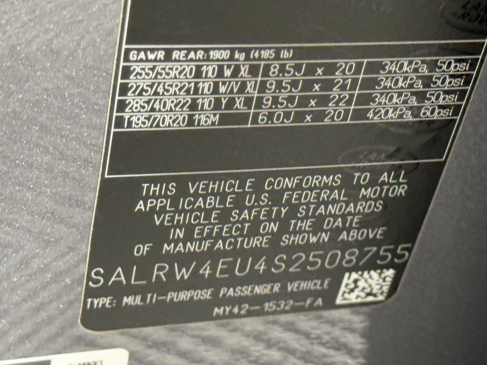 Certified 2025 Land Rover Discovery Metropolitan Edition image 31