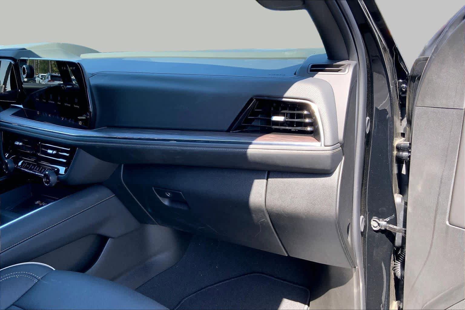 Used 2025 Chevrolet Suburban Premier RWD image 18