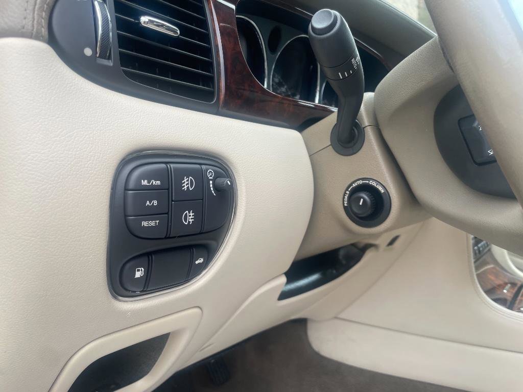 Used 2004 Jaguar XJ8 XJ8 Vanden Plas image 12