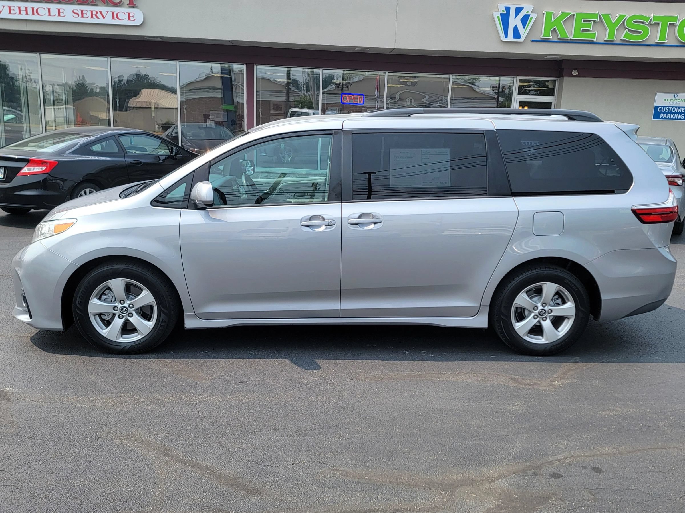 Used 2018 Toyota Sienna LE w/ Carpet Mat Package FWD image 8