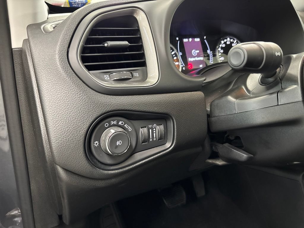 Used 2023 Jeep Renegade Latitude w/ Sun/Sound Group AWD/4WD image 20