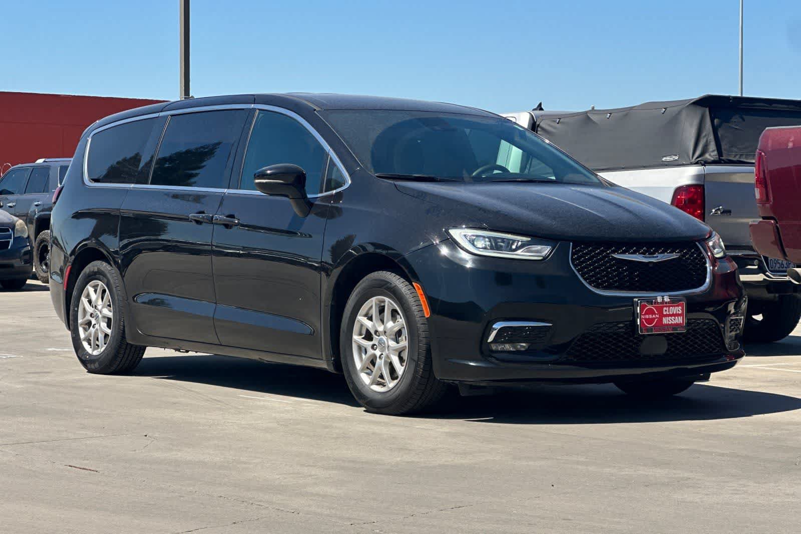 Used 2025 Chrysler Pacifica Select FWD image 10