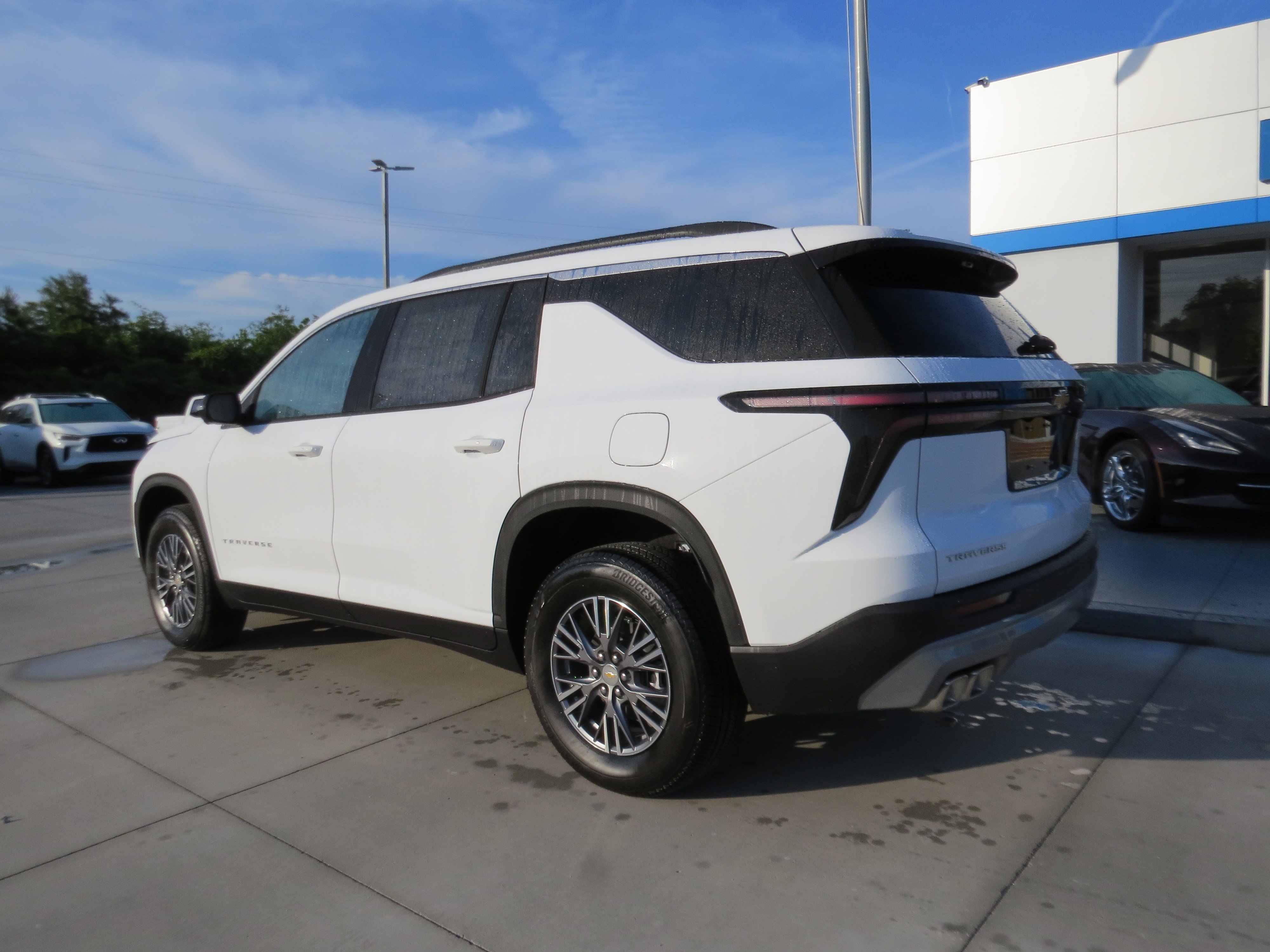 New 2026 Chevrolet Traverse LT w/ Driver Confidence Package FWD image 2