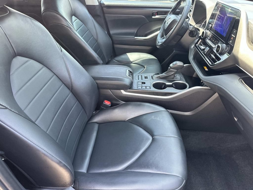 Used 2024 Toyota Highlander XLE AWD/4WD image 14