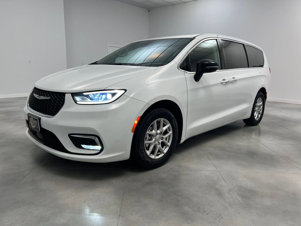 Used 2024 Chrysler Pacifica Touring-L image 3