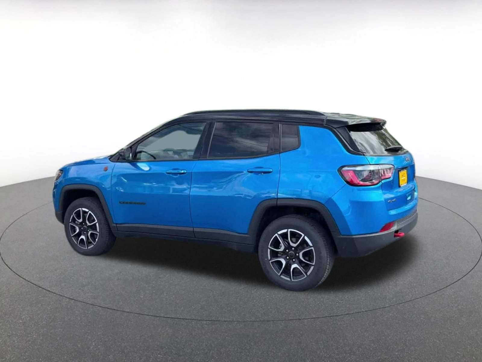 Used 2025 Jeep Compass Trailhawk AWD/4WD image 10