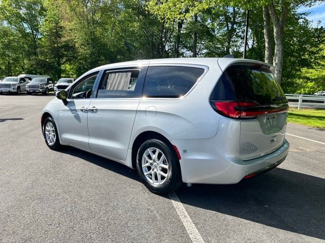 Used 2023 Chrysler Pacifica Touring-L FWD image 10