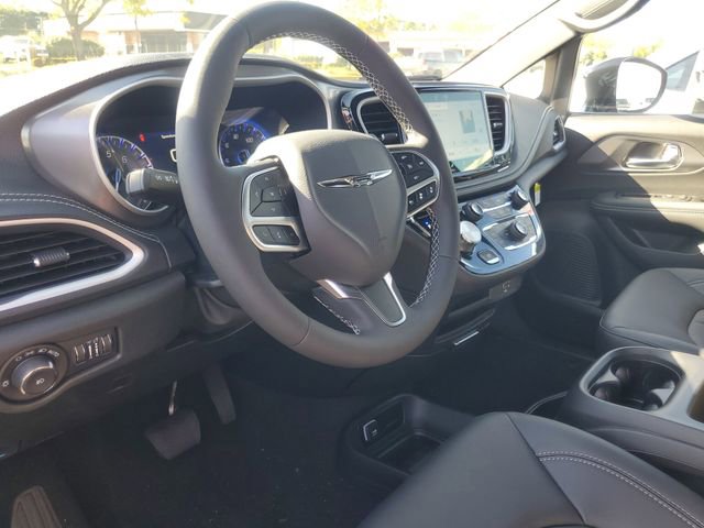 New 2026 Chrysler Pacifica Select AWD/4WD image 11