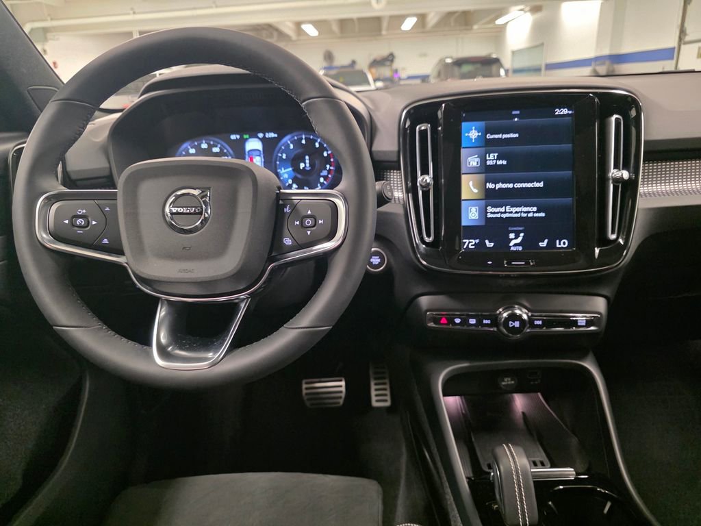 Used 2022 Volvo XC40 T5 R-Design w/ Advanced Package image 18