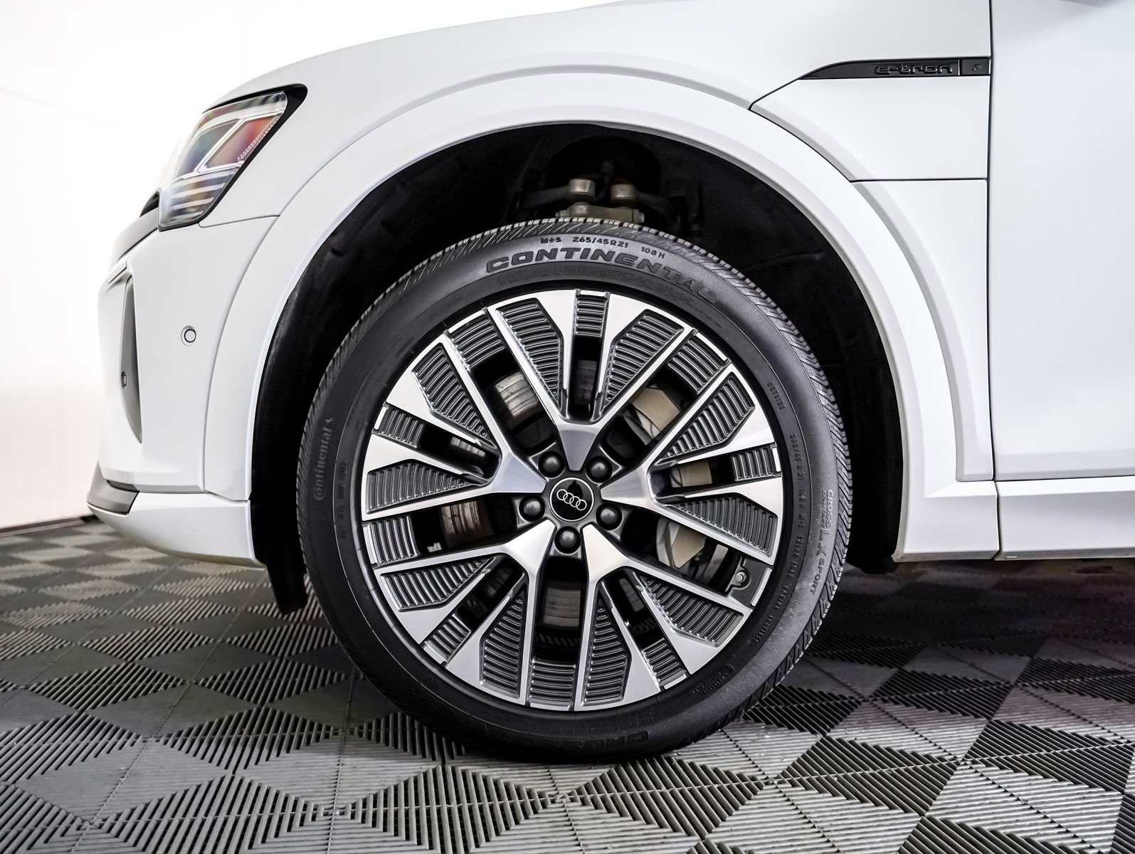 Used 2024 Audi Q8 e-tron Prestige w/ Prestige Package image 10