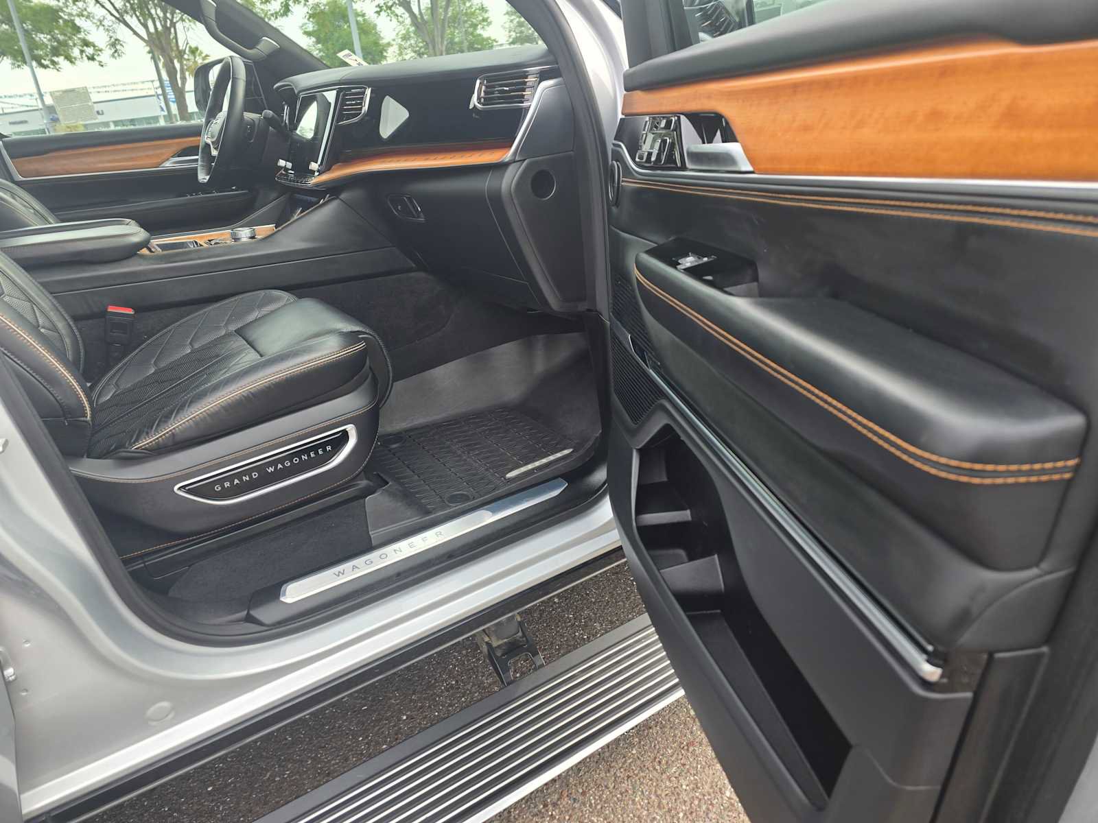 Used 2024 Jeep Grand Wagoneer L Series III image 10