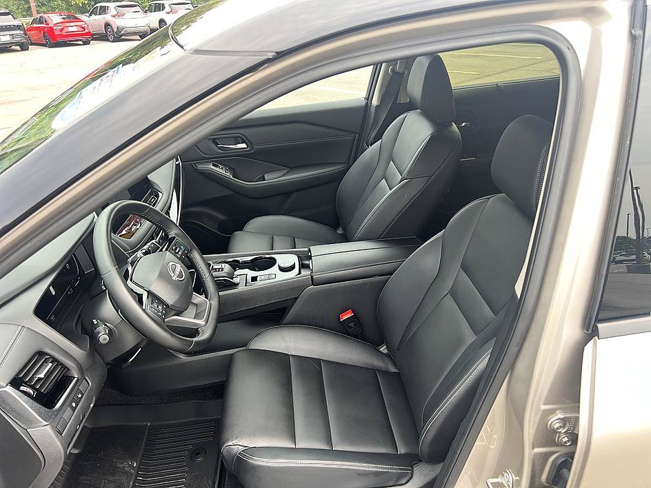 Certified 2025 Nissan Rogue SL w/ Tech Package AWD/4WD image 13