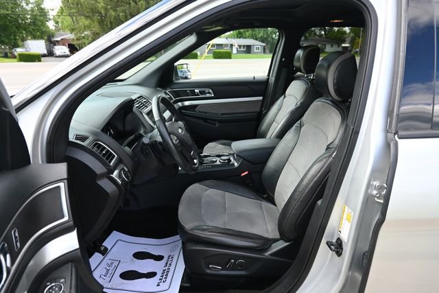 Used 2017 Ford Explorer XLT w/ Equipment Group 202A AWD/4WD image 26