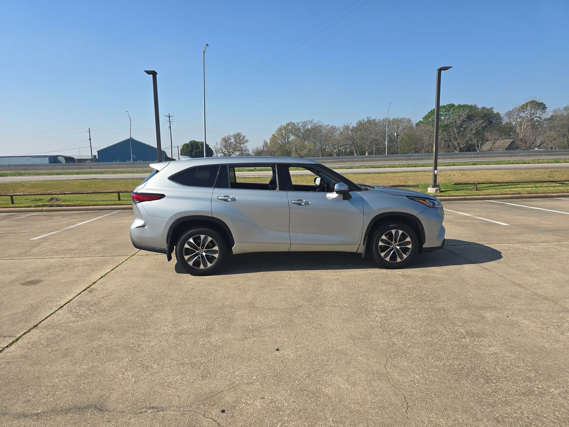 Used 2020 Toyota Highlander XLE image 8